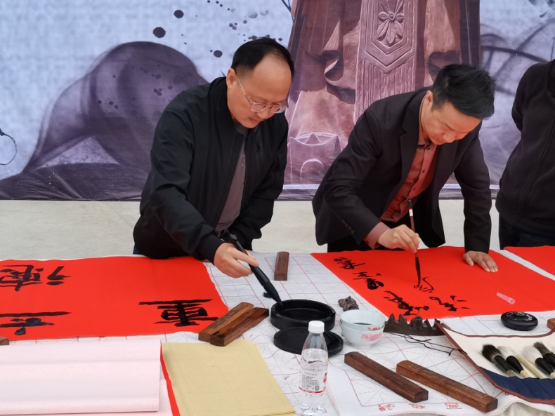 州县书法家协会到栖凤二小开展第二届千人硬笔书写大赛活动